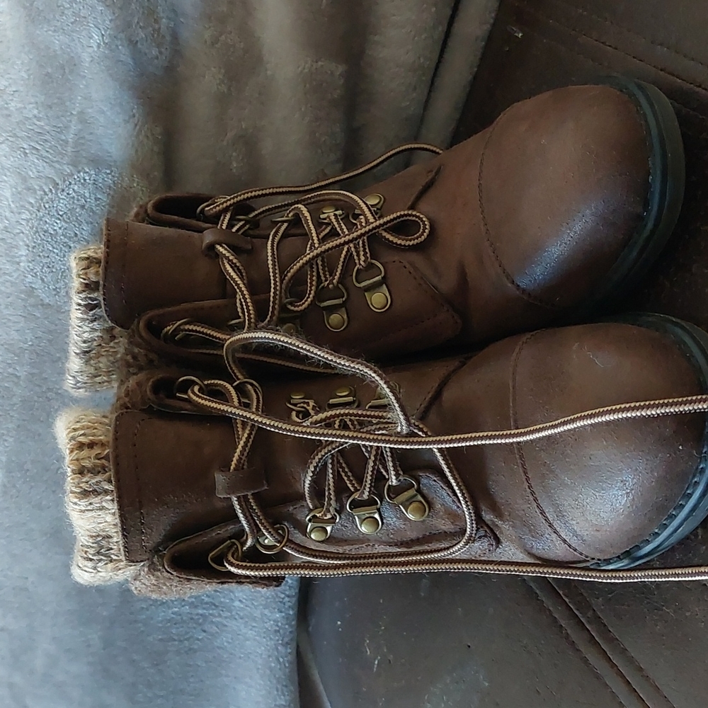 Cliffs, size 8 brown ankle boots